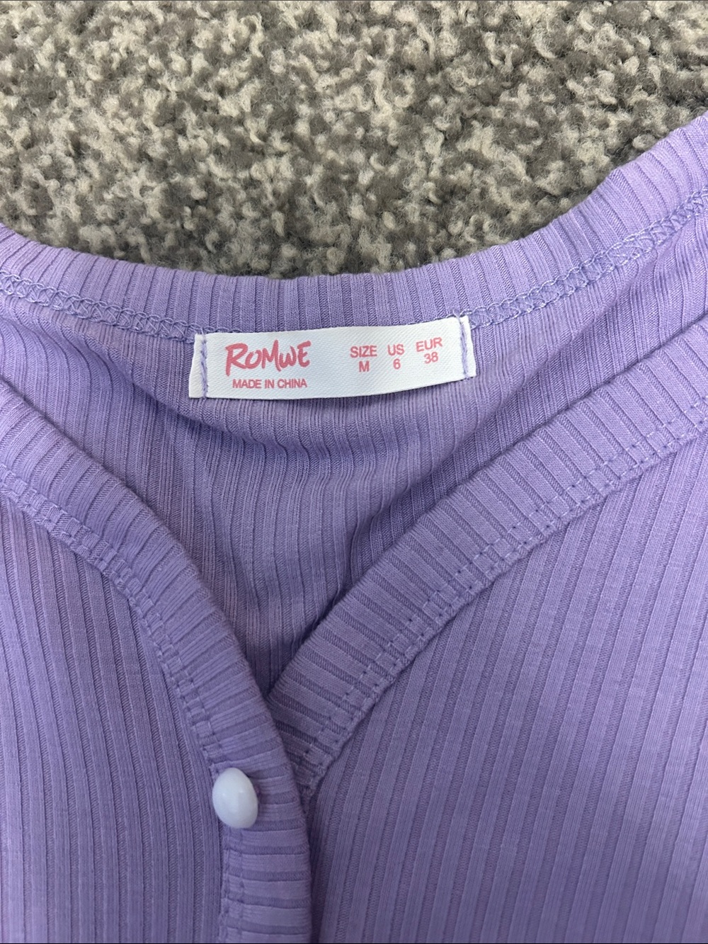 ROMWE Lilac Ribbed Button Crop Top - Picture 2 of 3